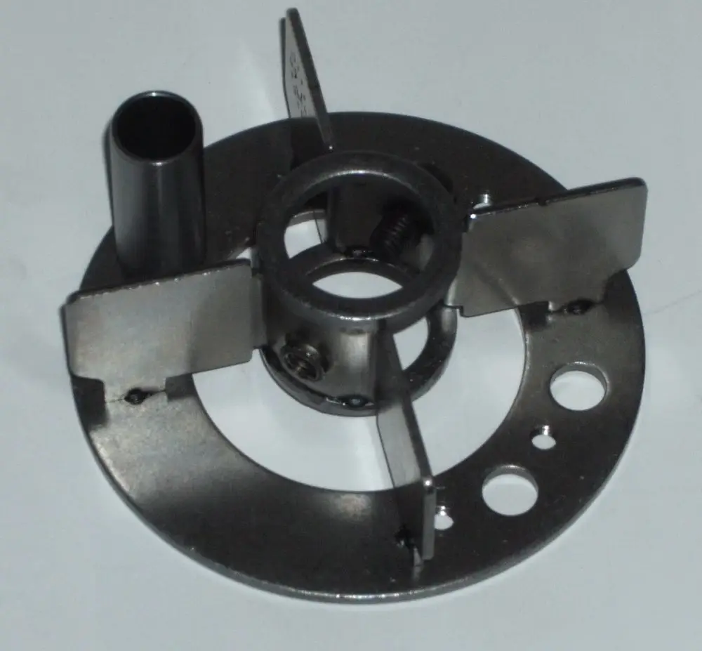 Halter aus Metall mit Öffnungen und zwei beweglichen Flügeln, geeignet für die Montage von Luftdüsen, möglicherweise für Systeme von Daikin.